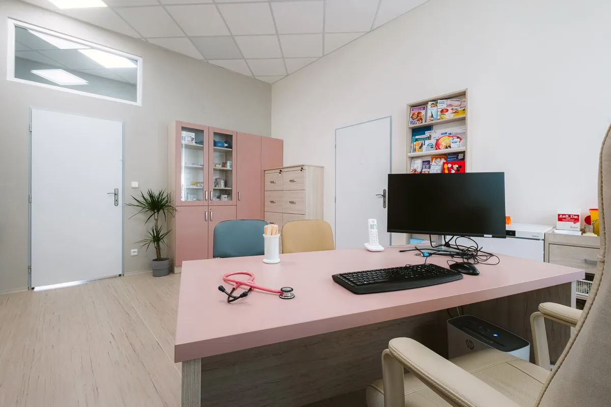Vyšetřovna dětské ordinace MiniMedica s pracovním stolem lékaře a fonendoskopem