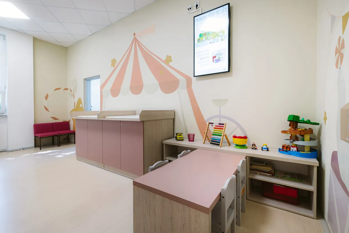 Dětský koutek v čekárně MiniMedica se stolečkem, hračkami a nástěnnou malbou cirkusu