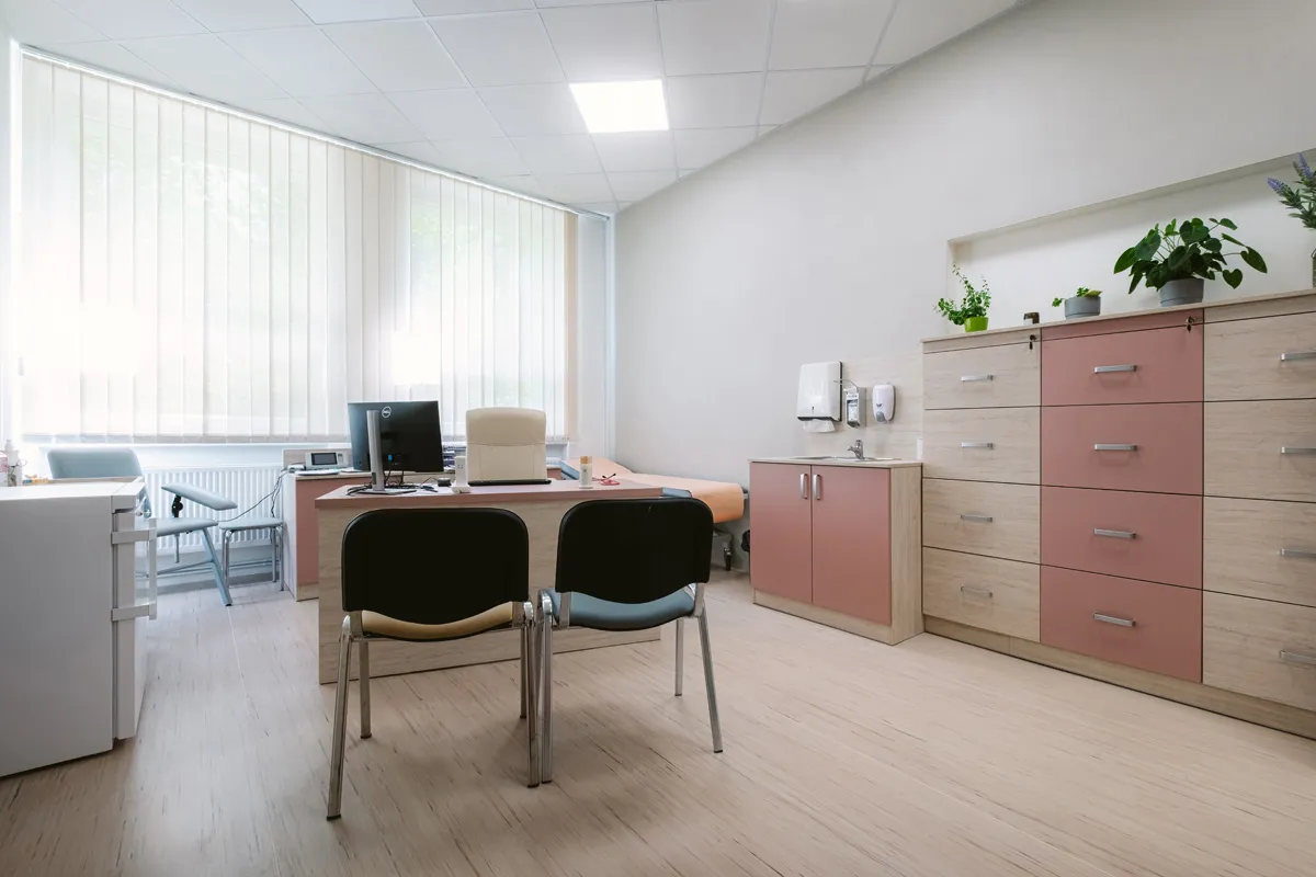 Ordinace MiniMedica s vyšetřovacím lehátkem, umyvadlem a stolem lékaře